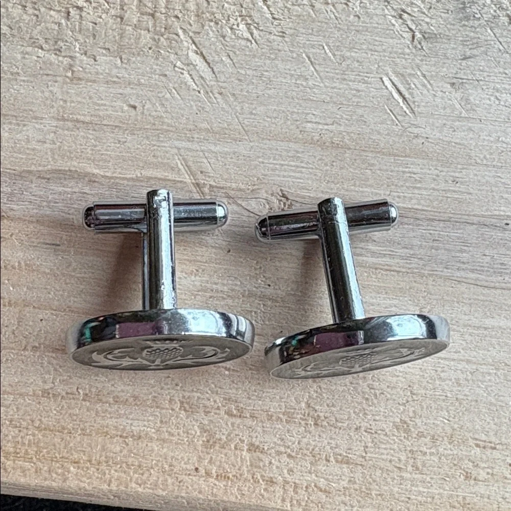 Like new! Vtg Black enamel and silver ScotishThistle Cufflinks. See description.